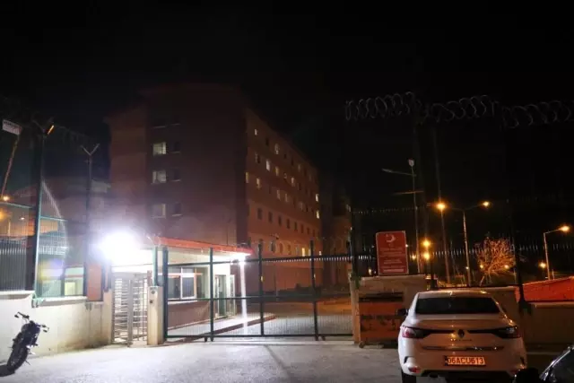 İzmir'in Göçmen Geri Gönderme Merkezi'nde yangın! İzmir'in Göçmen Geri Gönderme Merkezi'nde yangın!