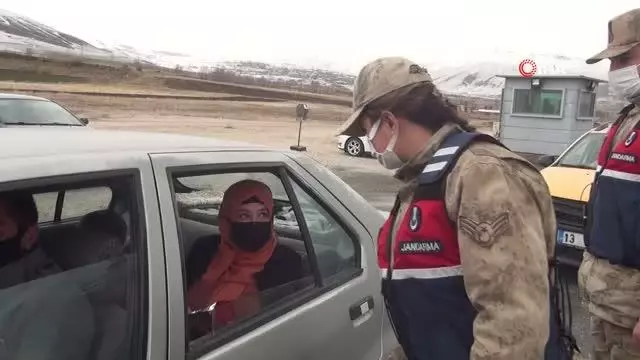 Son dakika yerel: Jandarmadan kadın yolculara gül Son dakika yerel: Jandarmadan kadın yolculara gül