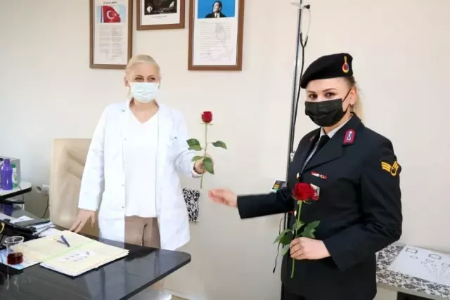 Jandarmadan kadınlara gül Jandarmadan kadınlara gül