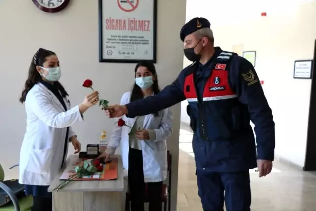 Jandarmadan kadınlara gül Jandarmadan kadınlara gül