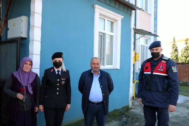 Jandarmadan kadınlara gül Jandarmadan kadınlara gül