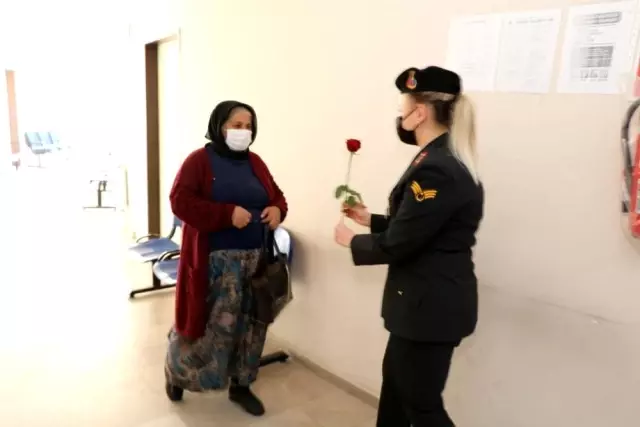 Jandarmadan kadınlara gül Jandarmadan kadınlara gül