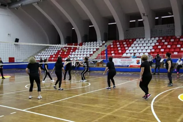 Kadına şiddete voleybol müsabakası ile dikkat çektiler Kadına şiddete voleybol müsabakası ile dikkat çektiler
