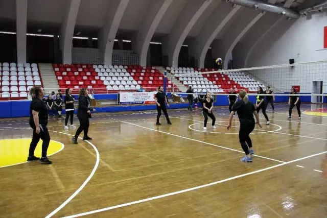 Kadına şiddete voleybol müsabakası ile dikkat çektiler Kadına şiddete voleybol müsabakası ile dikkat çektiler