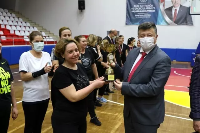Kadına şiddete voleybol müsabakası ile dikkat çektiler Kadına şiddete voleybol müsabakası ile dikkat çektiler