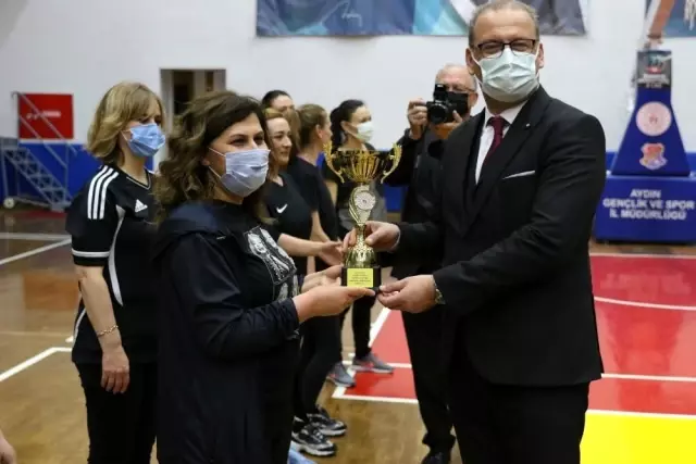 Kadına şiddete voleybol müsabakası ile dikkat çektiler Kadına şiddete voleybol müsabakası ile dikkat çektiler