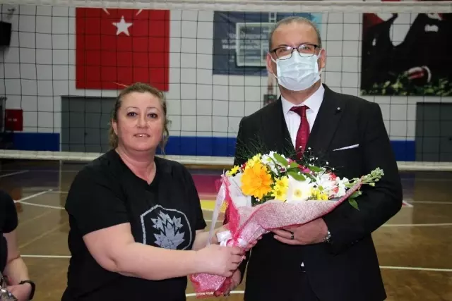 Kadına şiddete voleybol müsabakası ile dikkat çektiler Kadına şiddete voleybol müsabakası ile dikkat çektiler