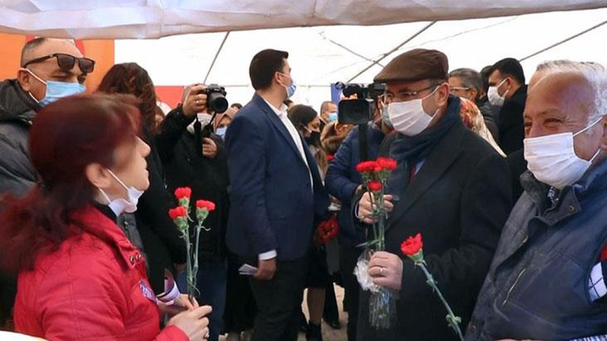 Kadınlar için dağıtılan karanfilleri alan erkeklere tepki: Bedava çiçekleri alıp evlerine götürecekler