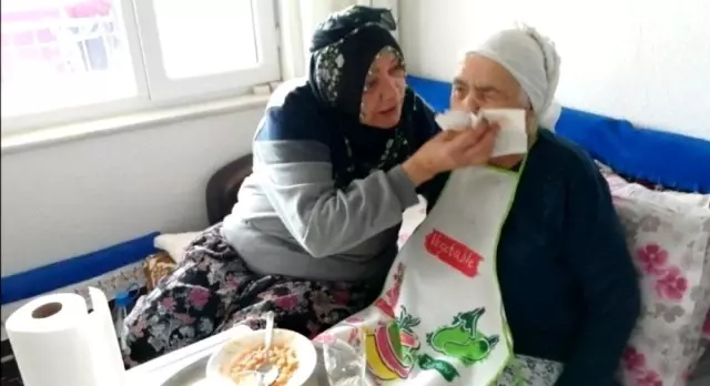 Kendisini felç geçiren annesine adadı Kendisini felç geçiren annesine adadı