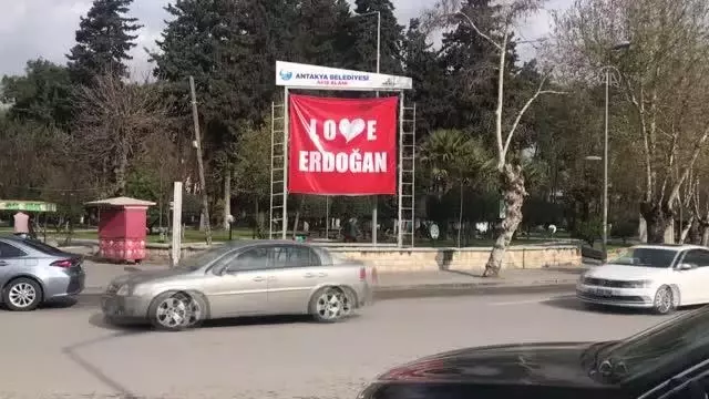 Kent meydanına 'Love Erdoğan' afişi asıldı Kent meydanına 'Love Erdoğan' afişi asıldı