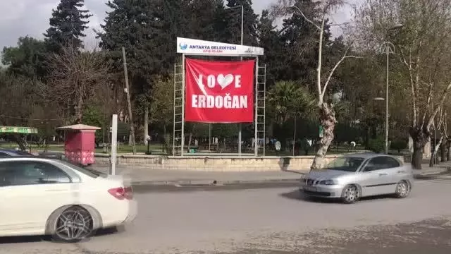 Kent meydanına 'Love Erdoğan' afişi asıldı Kent meydanına 'Love Erdoğan' afişi asıldı