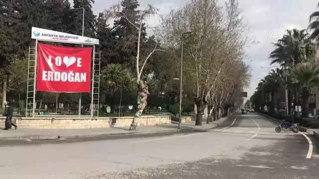 Kent meydanına 'Love Erdoğan' afişi asıldı Kent meydanına 'Love Erdoğan' afişi asıldı