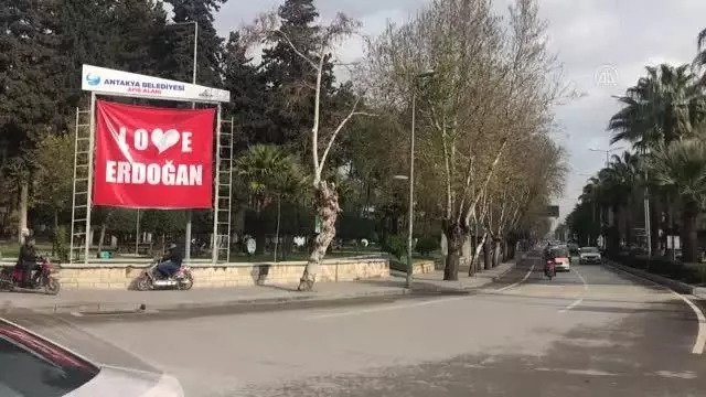 Kent meydanına 'Love Erdoğan' afişi asıldı Kent meydanına 'Love Erdoğan' afişi asıldı