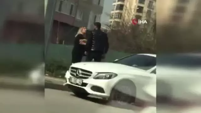 Kız arkadaşa şiddet kamerada; otomobilinden indirip böyle darp etti