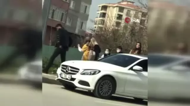 Kız arkadaşa şiddet kamerada; otomobilinden indirip böyle darp etti