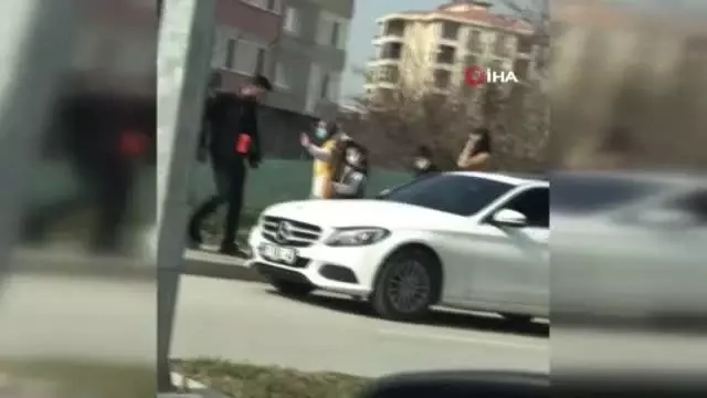 Kız arkadaşa şiddet kamerada; otomobilinden indirip böyle darp etti