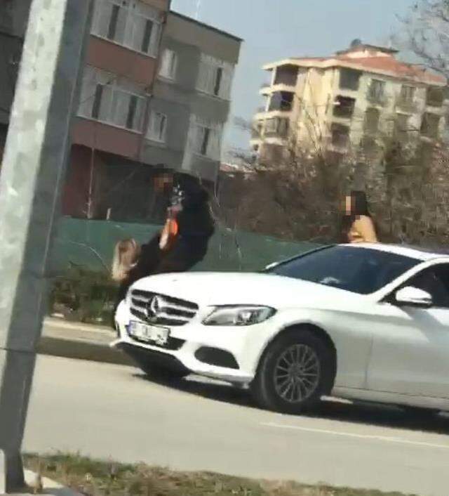 Kız arkadaşını saçından tutup yerde sürükleyen sevgili serbest bırakıldı