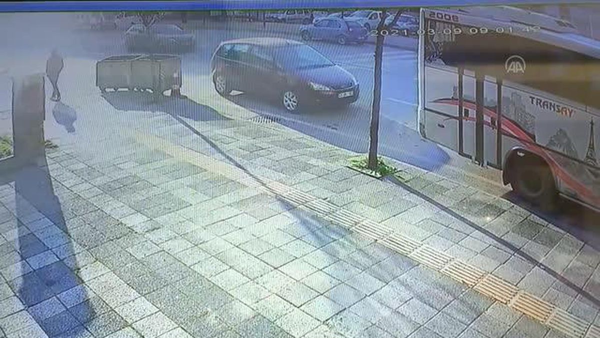 Motosikletin otomobille çarpışması güvenlik kamerasında