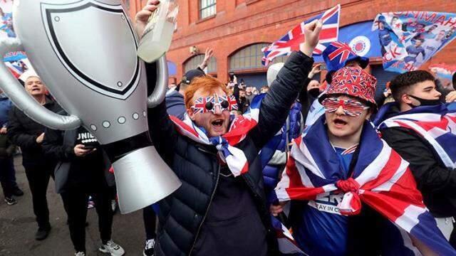 Rangers'ta taraftarlar şampiyonluk kutlamalarında pandemi kurallarını hiçe saydı