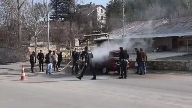 Seyir halindeki otomobilde yangın çıktı Seyir halindeki otomobilde yangın çıktı