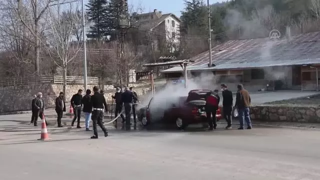 Seyir halindeki otomobilde yangın çıktı Seyir halindeki otomobilde yangın çıktı