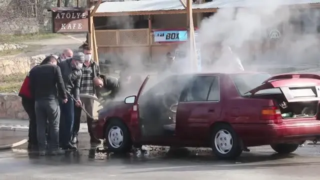 Seyir halindeki otomobilde yangın çıktı Seyir halindeki otomobilde yangın çıktı