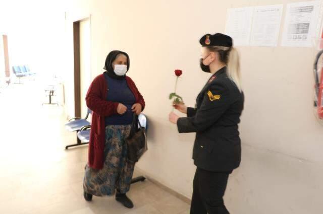 Son dakika haberi! Samsun'da jandarmadan kadınlara karanfil Son dakika haberi! Samsun'da jandarmadan kadınlara karanfil