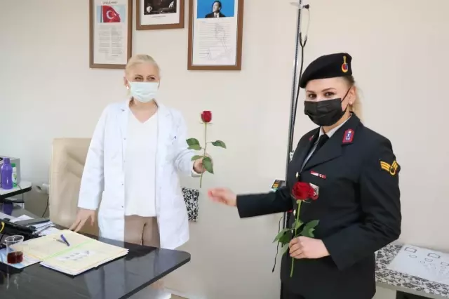 Son dakika haberi! Samsun'da jandarmadan kadınlara karanfil Son dakika haberi! Samsun'da jandarmadan kadınlara karanfil