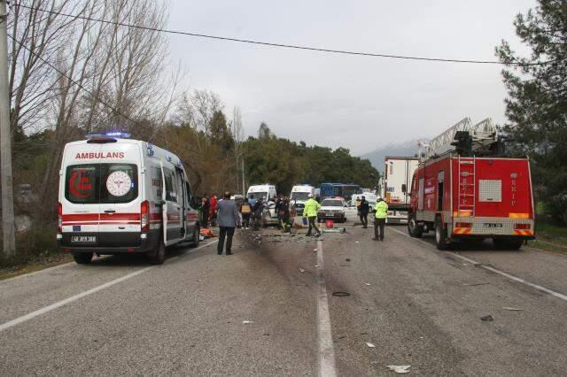 Son Dakika: Muğla'da tırla otomobilin çarpışması sonucu 5 kişi hayatını kaybetti