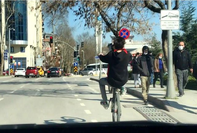 tek teker uzerinde trafigi tehlikeye atti 13980737 o