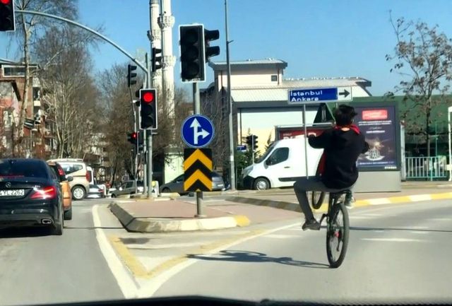 tek teker uzerinde trafigi tehlikeye atti 2 13980737 o