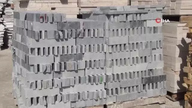 Tonluk mermerleri kadınlar işliyor