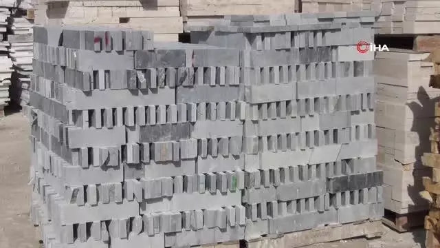Tonluk mermerleri kadınlar işliyor