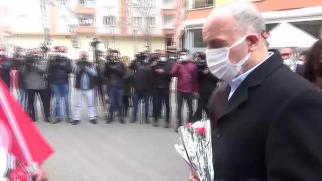 Türk-İş Genel Başkanı Ergün Atalay'dan evlat nöbetindeki ailelere ziyaret Türk-İş Genel Başkanı Ergün Atalay'dan evlat nöbetindeki ailelere ziyaret