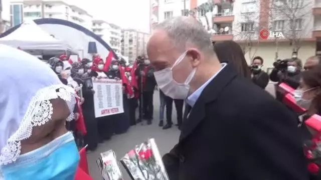 Türk-İş Genel Başkanı Ergün Atalay'dan evlat nöbetindeki ailelere ziyaret Türk-İş Genel Başkanı Ergün Atalay'dan evlat nöbetindeki ailelere ziyaret