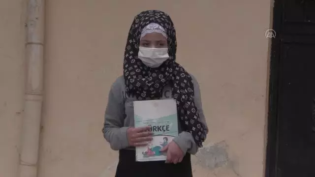 Türkiye'de protez bacağa kavuşan Suriyeli Şeyma, yürüyerek okula gitmenin sevincini yaşadı