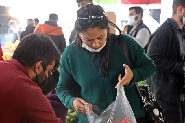 Yüksek riskli Antalya'nın kapalı semt pazarında endişelendiren görüntü Yüksek riskli Antalya'nın kapalı semt pazarında endişelendiren görüntü