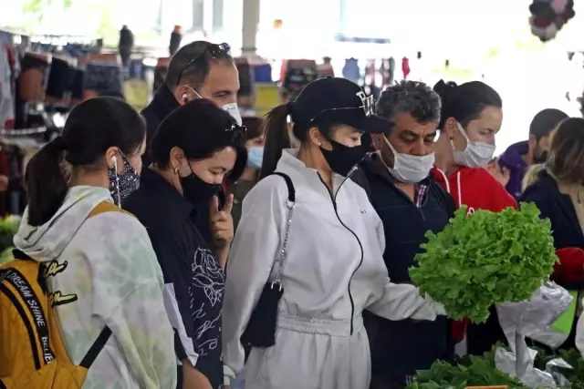 Yüksek riskli Antalya'nın kapalı semt pazarında endişelendiren görüntü Yüksek riskli Antalya'nın kapalı semt pazarında endişelendiren görüntü