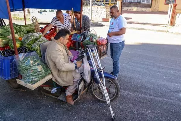 Yürüme engelli 'şekerci amca', motosikletiyle sebze meyve satıyor