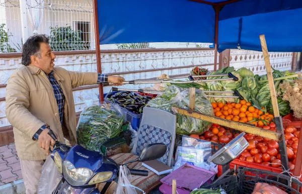 Yürüme engelli 'şekerci amca', motosikletiyle sebze meyve satıyor