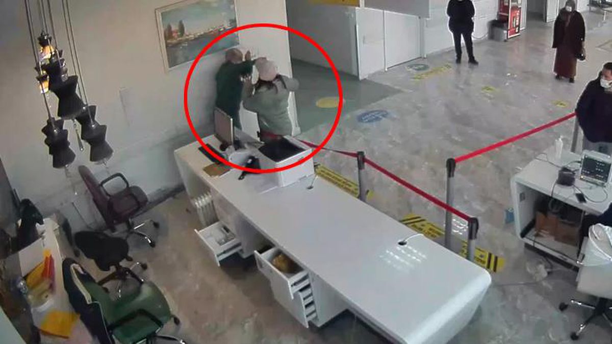 17 yaşındaki genç kız, hastanede su şişesiyle sağlık çalışanını böyle darp etti