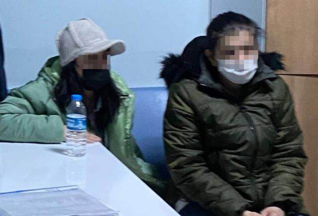 17 yaşındaki genç kız, hastanede su şişesiyle sağlık çalışanını böyle darp etti