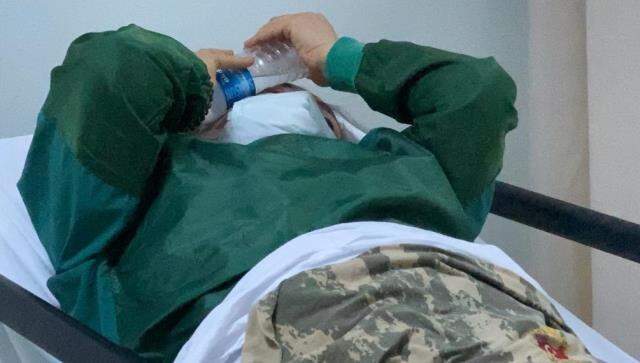 17 yaşındaki genç kız, hastanede su şişesiyle sağlık çalışanını böyle darp etti