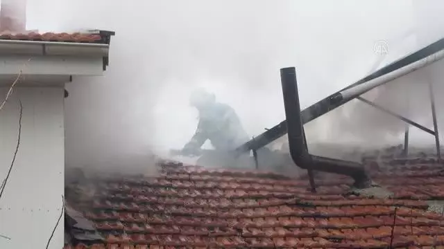 Son dakika haber | AFYONKARAHİSAR - Sandıklı'da ahşap evde çıkan yangın söndürüldü Son dakika haber | AFYONKARAHİSAR - Sandıklı'da ahşap evde çıkan yangın söndürüldü