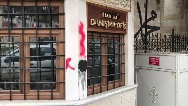 Altın üçgendeki heykel ve duvarlara sprey boyayla zarar veren şüpheliler bıraktıkları el izinden bulunacak