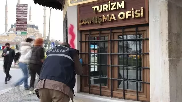 Altın üçgendeki heykel ve duvarlara sprey boyayla zarar veren şüpheliler bıraktıkları el izinden bulunacak
