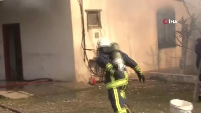 Antalya'da sera işçilerinin kaldığı barakalarda ağalatan yangın Antalya'da sera işçilerinin kaldığı barakalarda ağalatan yangın