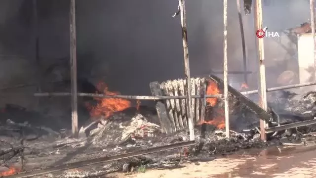 Antalya'da sera işçilerinin kaldığı barakalarda ağalatan yangın Antalya'da sera işçilerinin kaldığı barakalarda ağalatan yangın