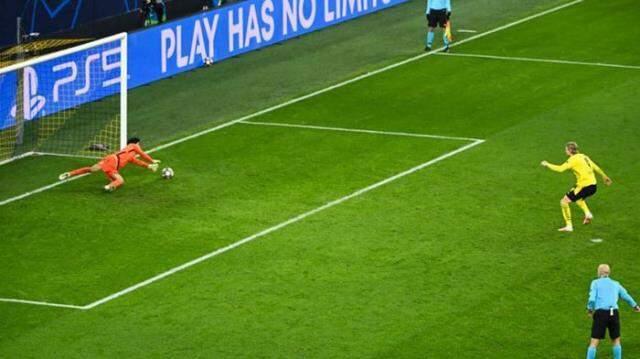 Cüneyt Çakır'dan ilginç karar! Borussia Dortmund-Sevilla maçına damga vurdu Cüneyt Çakır'dan ilginç karar! Borussia Dortmund-Sevilla maçına damga vurdu