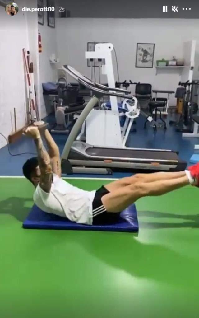 Diego Perotti, antrenman görüntülerini sosyal medya hesabından paylaştı Diego Perotti, antrenman görüntülerini sosyal medya hesabından paylaştı